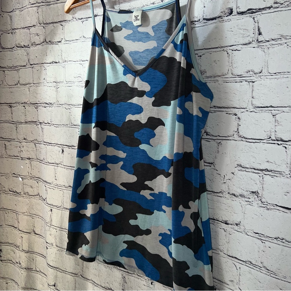 Sew in Love Blue Camo‎ Print V-Neck Tank Top Size XL - Picture 3 of 5